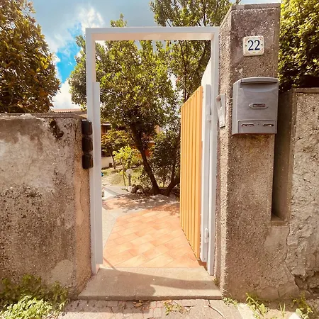 - Castelli Guest house *